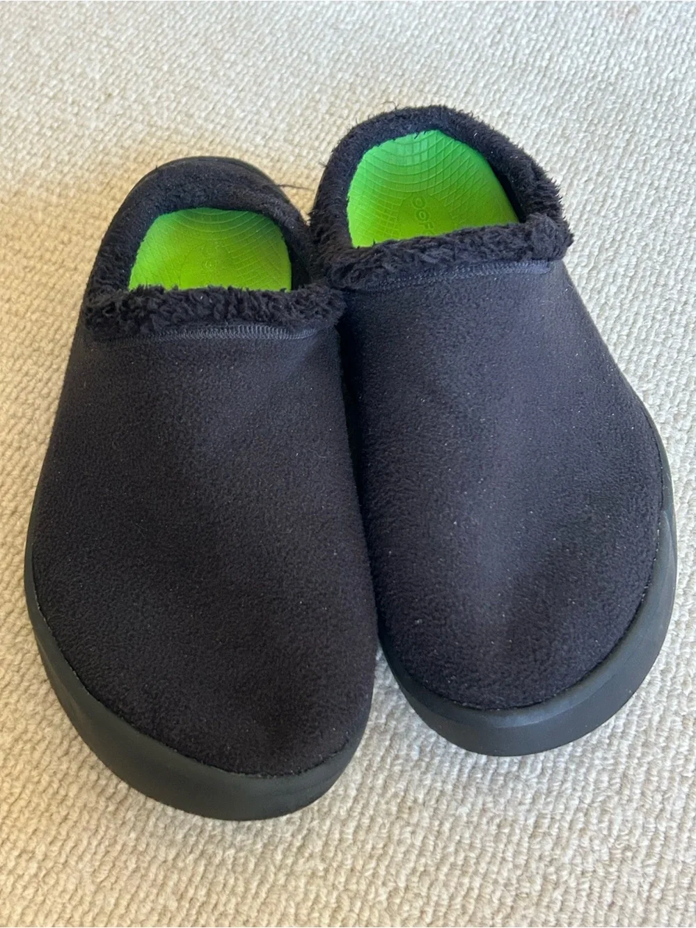 OOFOS Mens  Black Slip-On Slippers with Green Insole